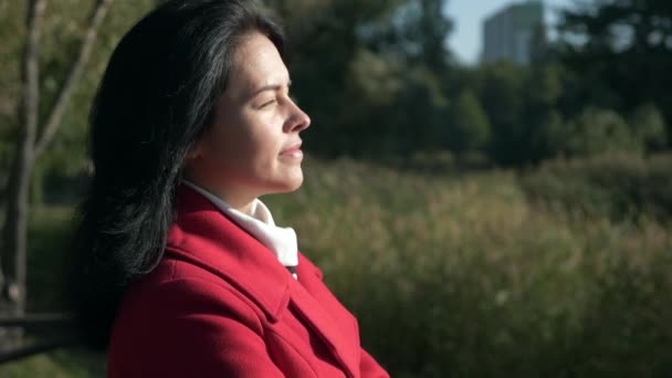 Portrét Krásná Žena Červeném Kabátu Odpočiňte Městském Parku Krásná Ženská — Stock video