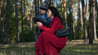 Genç Sevecen Anne Oğlu Çocukla Konuşuyor. Kadın, Çocukla Park 'ta Dinlen. Güneşli bir gün. 2x Yavaş çekim 60fps 4K