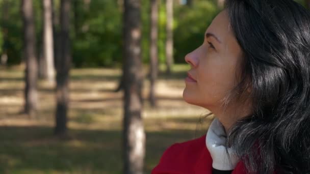 Portré Gyönyörű Piros Kabátban Pihenjen Városi Parkban Női Csinos Arc — Stock videók