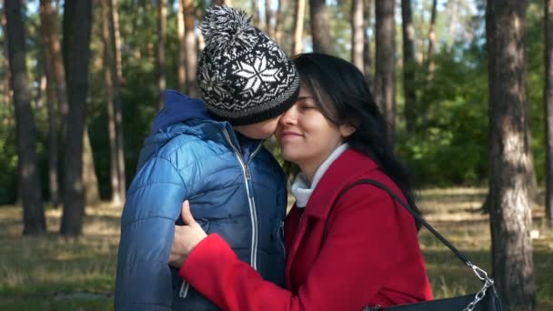 Young Loving Mother Hugs Son Talking Child Inglés Mujer Descansa — Vídeos de Stock