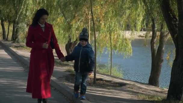 Мати Син Ходять Міському Парку Жінка Відпочиває Хлопчиком Малюком Сонячний — стокове відео