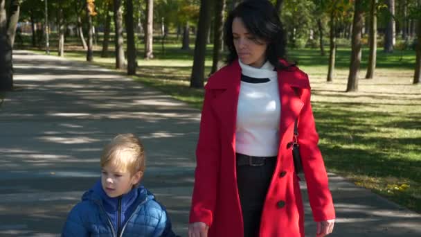 Mother Son Walk City Park Woman Rest Child Kid Boy — Stock Video