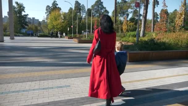 Madre Hijo Caminan Parque Ciudad Mujer Descansa Con Niño Niño — Vídeo de stock