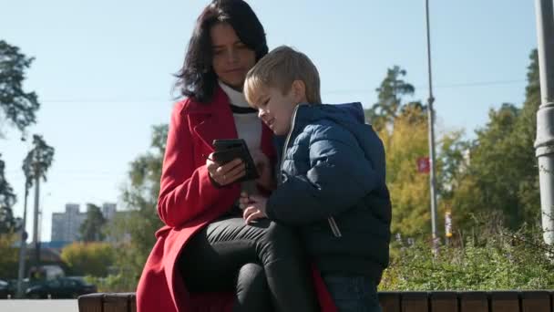 Madre Figlio Guardano Media Telefono Donna Navigazione Navigazione Internet Utilizzando — Video Stock