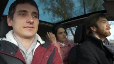 Mutlu Arkadaşlar Arabayla Birlikte Seyahat Eder. Bir grup Turist Aile Seyahati. SUV Panoramik Cam Çatı. Erkek Kadın Kış Giyimi Sonbahar Sezonu. 2x Yavaş çekim 60fps 4K