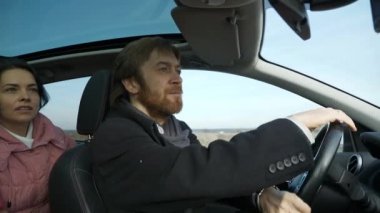 Mutlu Arkadaşlar Arabayla Birlikte Seyahat Eder. Bir grup Turist Aile Seyahati. SUV Panoramik Cam Çatı. Erkek Kadın Kış Giyimi Sonbahar Sezonu. 2x Yavaş çekim 60fps 4K