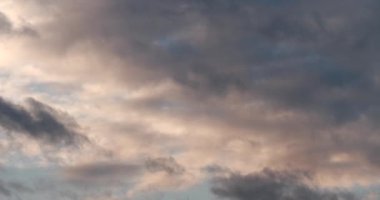 Hızlandırılmış Gri Bulutlar Mavi Akşam Gökyüzünde Hızla İlerliyor 4K