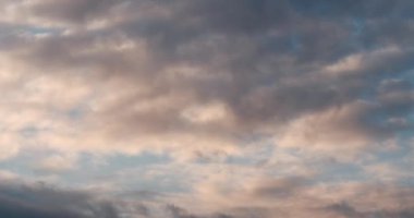 Hızlandırılmış Gri Bulutlar Mavi Akşam Gökyüzünde Hızla İlerliyor 4K