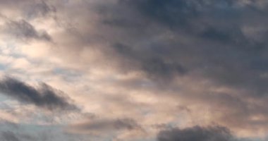 Hızlandırılmış Gri Bulutlar Mavi Akşam Gökyüzünde Hızla İlerliyor 4K