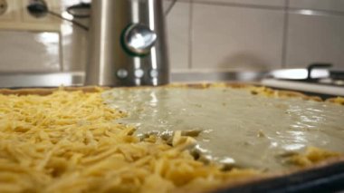 Mutfak Masası Tezgahında Patates Pastası Hazırlama Yemeği. 2x Yavaş çekim 60fps 4K