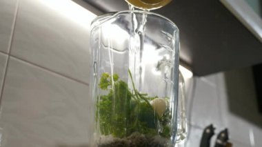 Yakın plan Pişirme Hazırlama Vegan Ayçiçeği Sosu Mutfak Karıştırıcı Karıştırıcı Bardağı ile Masa Tezgahında. 2x Yavaş çekim 60 fps 4K