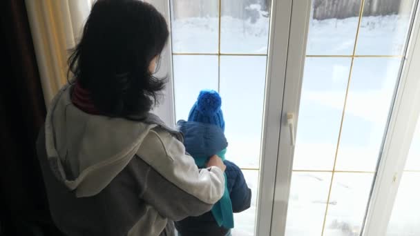 Matka Obléká Jako Syn Okna Dítě Jde Hrát Venku Sněhu — Stock video