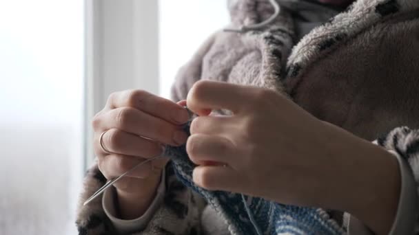 Νεαρή Γυναίκα Πλέκει Βελόνες Πλεξίματος Κοντά Στο Παράθυρο Θερινή Περίοδος — Αρχείο Βίντεο