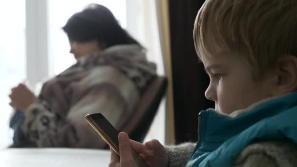 아이들은 스마트 인터넷 미디어를 이용한다 엄마와크 근처에서 질하는 겨울은 겨울이다 — 비디오