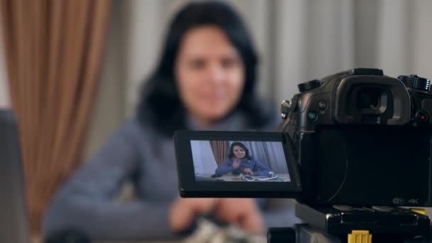 Νεαρή Γυναίκα Blogger Βίντεο Εμφανίζει Στην Κάμερα Dslr Πλεκτό Πλεκτό — Αρχείο Βίντεο