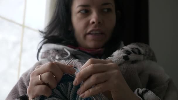 Νεαρή Γυναίκα Πλέκει Βελόνες Πλεξίματος Κοντά Στο Παράθυρο Θερινή Περίοδος — Αρχείο Βίντεο