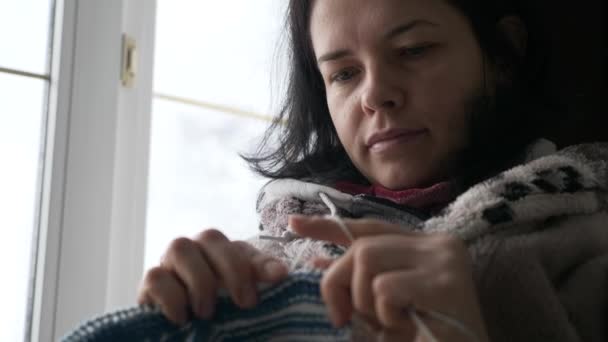Ung Kvinna Stickas Med Stickst Nära Fönstret Kallt Vinterväder Slow — Stockvideo