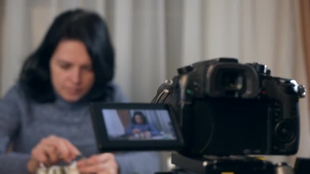 Mulher Jovem Vídeo Blogueiro Mostra Câmera Dslr Tricô Com Tricô — Vídeo de Stock