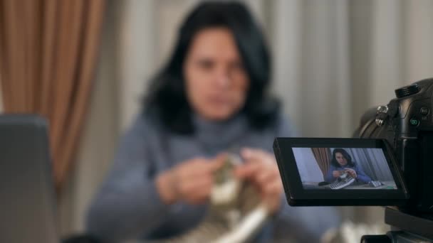 Fiatal Video Blogger Woman Mutatja Dslr Camera Knit Kötés Kötés — Stock videók