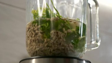 Yakın plan Pişirme Hazırlama Vegan Ayçiçeği Sosu Mutfak Karıştırıcı Karıştırıcı Bardağı ile Masa Tezgahında. 2x Yavaş çekim 60 fps 4K