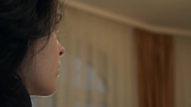 Ana odada modern kablosuz cihaz kullanan Uzaktan Kumandalı Kadın Işığı Kapat. Yavaş çekim