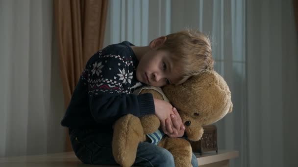 Smutný Malý Chlapec Sedí Objímající Medvídek Hračka Slečna Osamělá Rodiče — Stock video