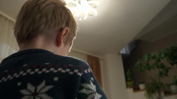 Lilla Barnpojken Släcker Ljuset Med Fjärrkontroll Grabben Använder Modern Trådlös — Stockvideo