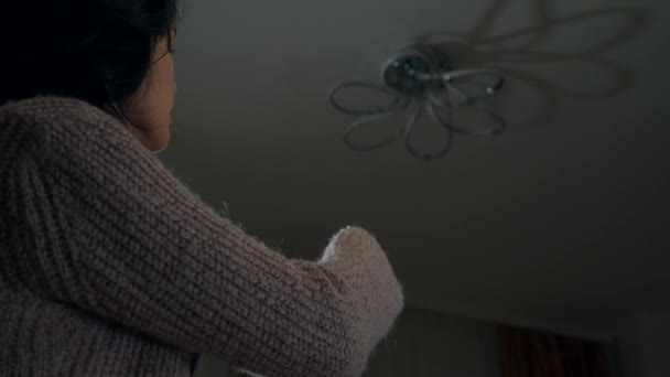Mujer Enciende Luz Con Control Remoto Utilizando Dispositivo Inalámbrico Moderno — Vídeos de Stock