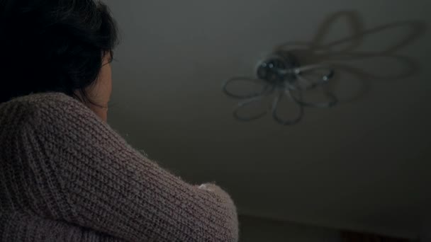 Mujer Enciende Luz Con Control Remoto Utilizando Dispositivo Inalámbrico Moderno — Vídeo de stock