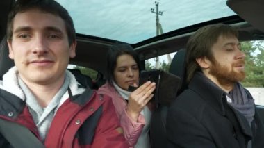 Kadın Akıllı Telefon Navigasyon Programı GPS Konumunu Kullan. Arkadaşlar Arabayla Birlikte Seyahat Eder. Bir grup Turist Aile Seyahati. SUV Panoramik Cam Çatı. Kış Giyimi Sonbaharı. 2x Yavaş çekim 60 fps 4K