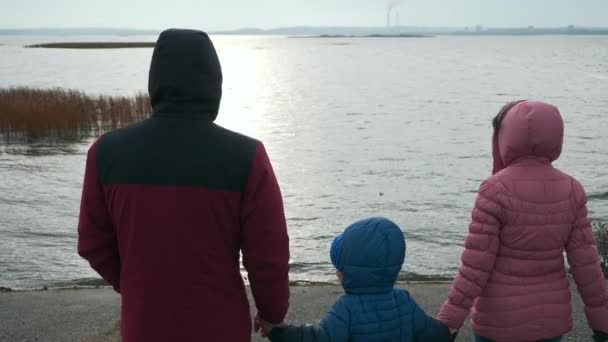 Famille Père Mère Enfant Marcher Près Réservoir Rivière Veste Avec — Video