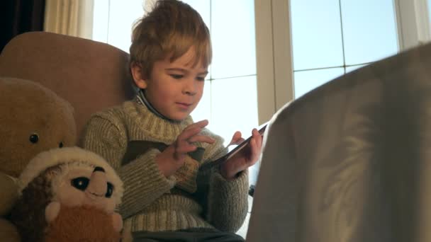Παιδί Μοντέρνο Gadget Αγόρι Χρήση Τηλεφώνου Παρατηρώντας Smartphone Internet Social — Αρχείο Βίντεο