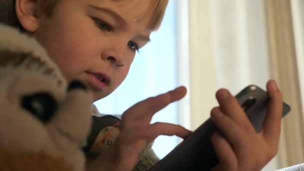 Miúdo Com Gadget Moderno Boy Use Telefone Assistindo Smartphone Internet — Vídeo de Stock
