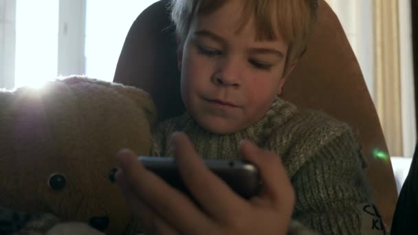 Menino Solitário Com Teddy Bear Assistindo Smartphone Internet Social Media — Vídeo de Stock