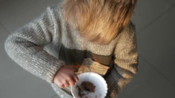 Petit Garçon Mignon Manger Cacao Dessert Repas Fusillade Angle Élevé — Video