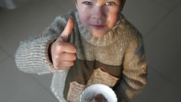 Милый Мальчик Ест Десерт Какао Выстрел Высоким Углом Ребенок Носит — стоковое видео