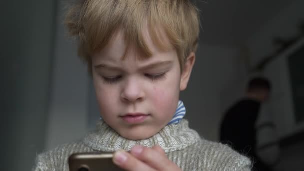 Menino Assistindo Smartphone Internet Social Media Cozinha Kid Use Gadget — Vídeo de Stock