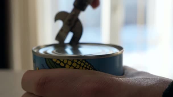 Male Hand Opens Canned Corn Tin Can Opener Close Slow — Vídeo de stock
