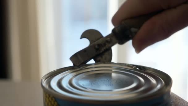 Male Hand Opens Canned Corn Tin Can Opener Close Slow — Vídeo de stock