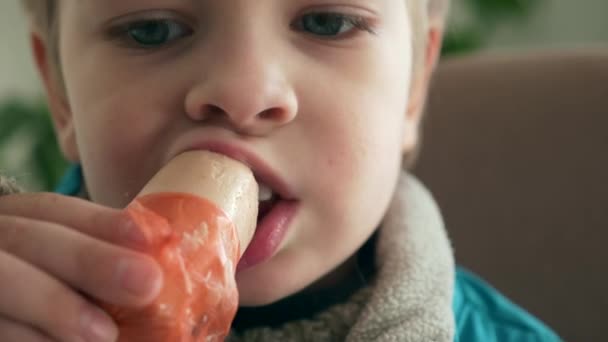 Çocuk Sosis Mutfak Masasında Yemek Yiyen Çocuk Yemeği Yemeği Oğlan — Stok video