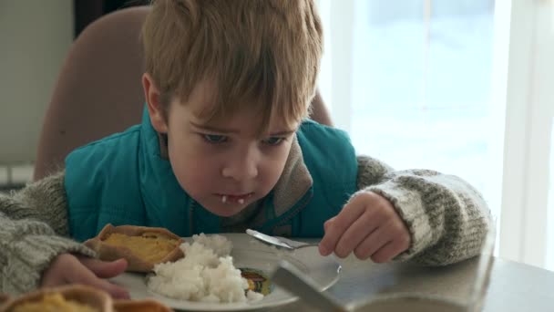 Dziecko Jeść Ryż Kukurydzy Puszce Dzieciak Obiad Śniadaniowy Przy Stole — Wideo stockowe