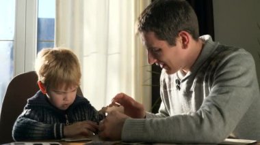 Baba ve Oğlu Tahta Oyuncak Kamyonu Yapımcısı 'nı toplayın. Baba ve Çocuk El Sanatı Birlikte Zaman Geçiriyorlar. Kış Tatilleri Güneşli Günler Evi. 2x Yavaş çekim 60fps 4K