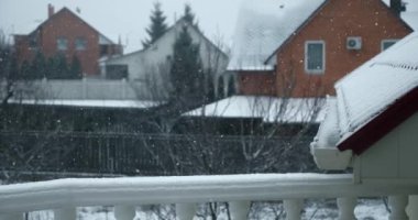 24 peni kar fırtınası. Snow Covered Backyard Cottage Houses Village Country 'nin penceresinden bak. Kış Sezonu Akşam Arkaplanı