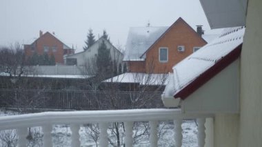 Kar fırtınası tipi. Snow Covered Backyard Cottage Houses Village Country 'nin penceresinden bak. Kış Sezonu Akşam Arkaplanı. 2x Yavaş çekim 60fps 4K