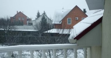 24 peni kar fırtınası. Snow Covered Backyard Cottage Houses Village Country 'nin penceresinden bak. Kış Sezonu Akşam Arkaplanı