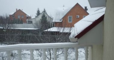 24 peni kar fırtınası. Snow Covered Backyard Cottage Houses Village Country 'nin penceresinden bak. Kış Sezonu Akşam Arkaplanı