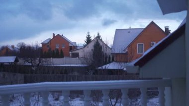 Snow Covered Backyard Cottage Houses Village Country 'nin penceresinden bak. Kış Sezonu Akşam Arkaplanı. 2x Yavaş çekim 60fps 4K