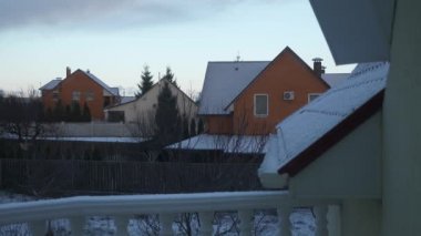 Snow Covered Backyard Cottage Houses Village Country 'nin penceresinden bak. Kış Sezonu Akşam Arkaplanı. 2x Yavaş çekim 60fps 4K