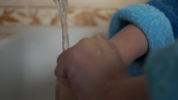 Küçük Çocuk Tuvalette Ellerini Musluğun Altında Suyla Yıkıyor Çocuk Hijyenine — Stok video
