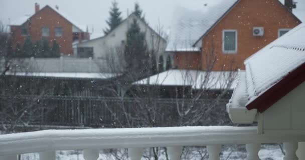 24P Snowfall Blizzard Pohled Okna Zasněžené Zahradě Chalupa Domy Village — Stock video